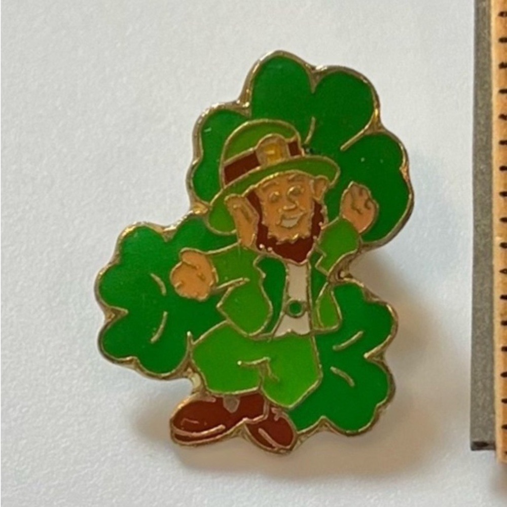 Vintage Leprechaun Four Leaf Clover Pin Green Brown Enamel Metal Brooch 1”